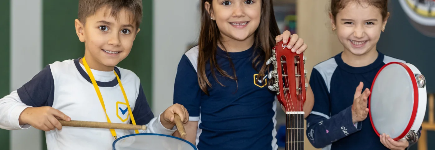 Crianças com instrumentos musicais